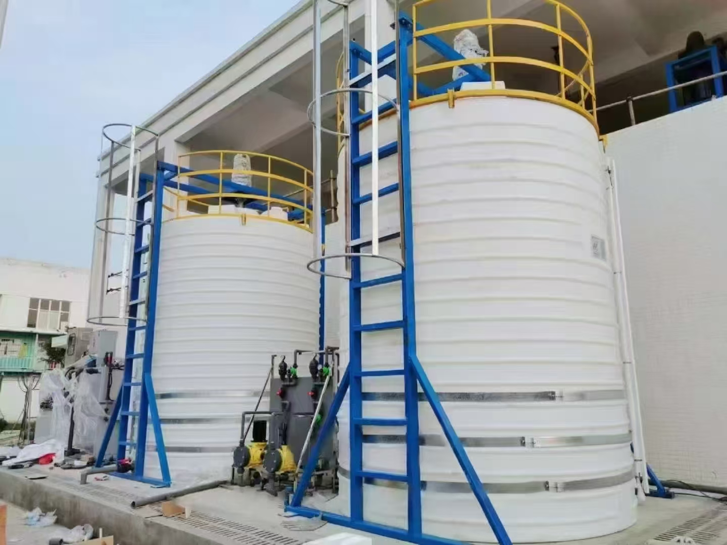 15噸碳源乙酸鈉儲(chǔ)罐選PE塑料材質(zhì) 平底儲(chǔ)存錐底攪拌 耐酸堿防腐 一體成型