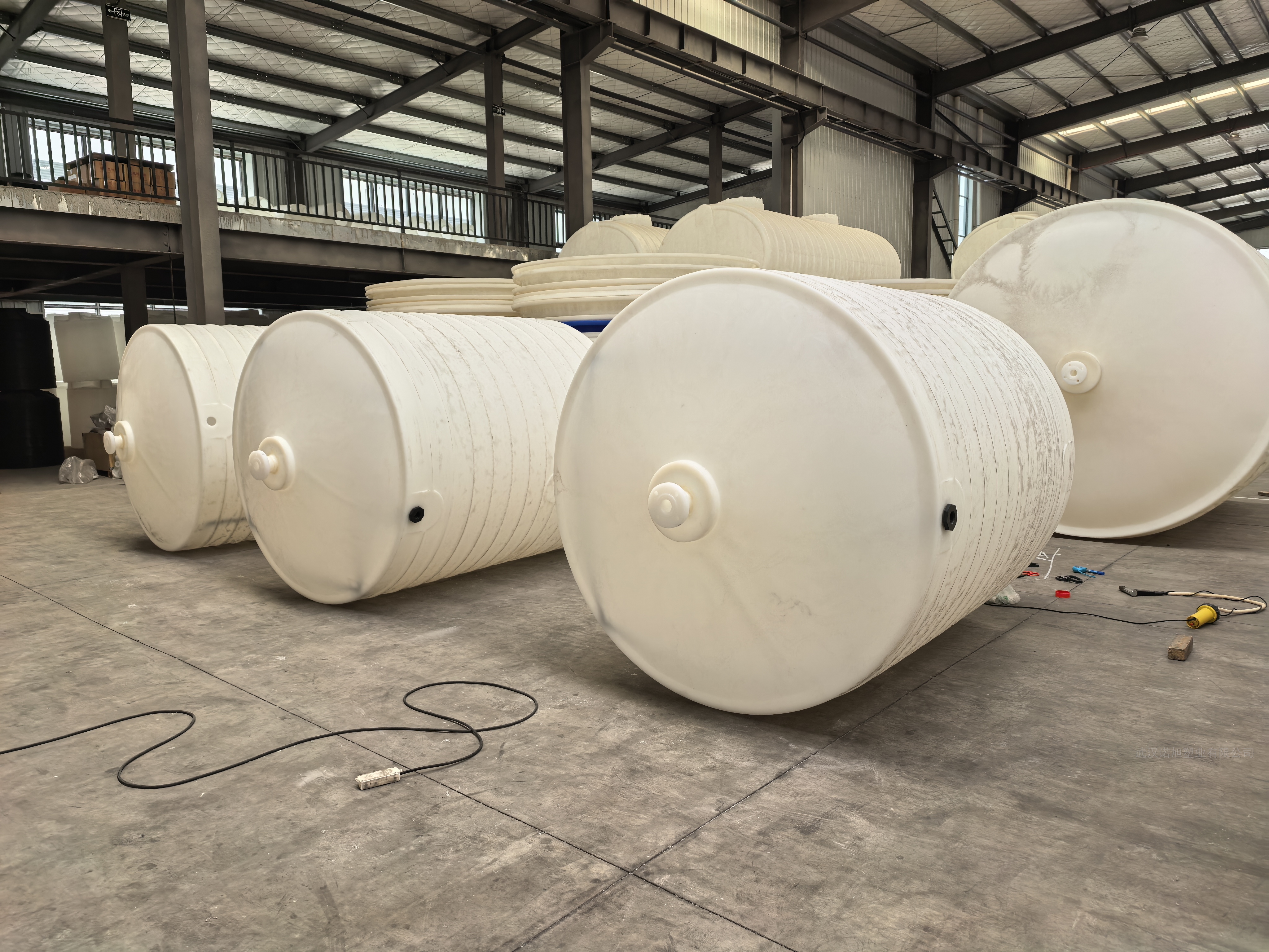 5吨PE锥底塑料化工储罐 次氯酸钠 磷酸 搅拌防腐蚀