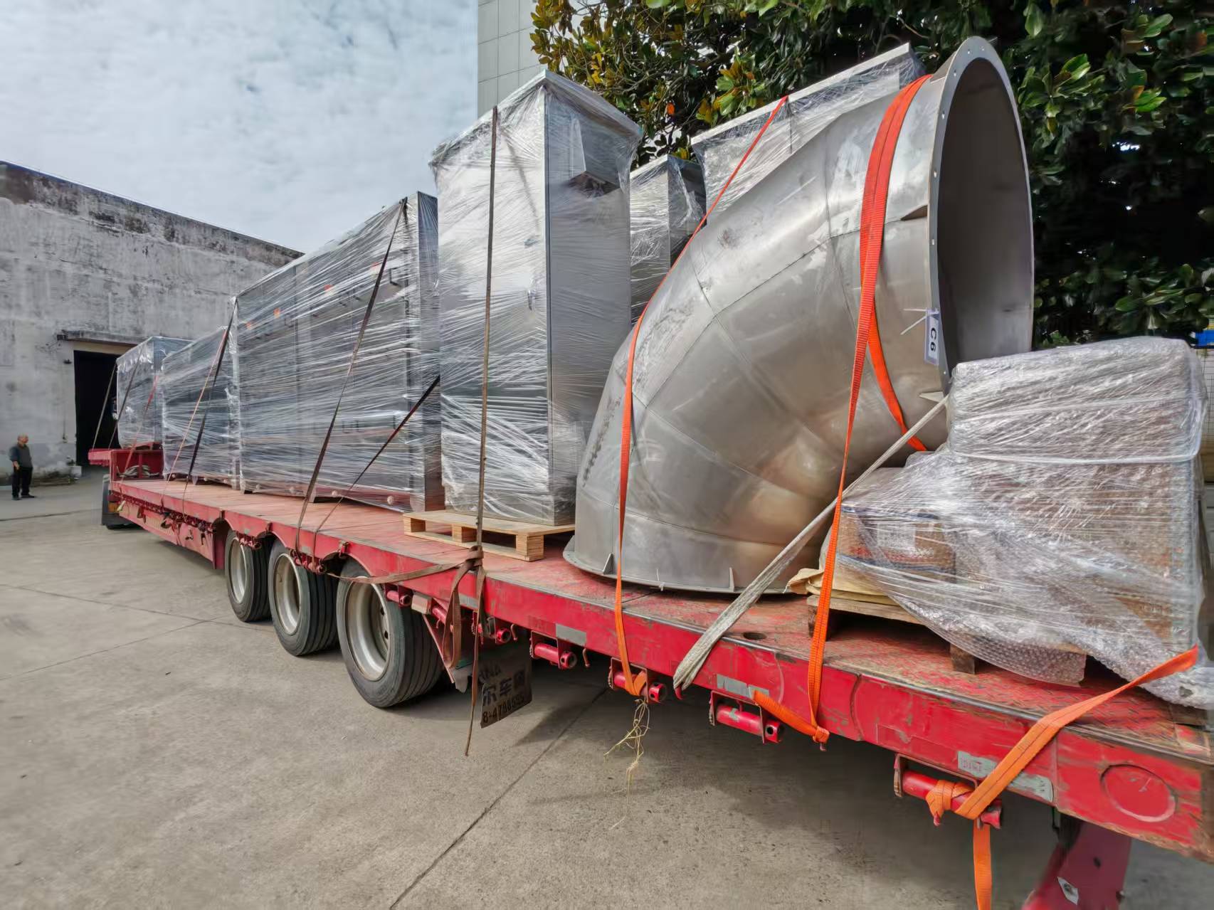 發(fā)貨現(xiàn)場| 飼料廠臭氣處理設備裝車交付！