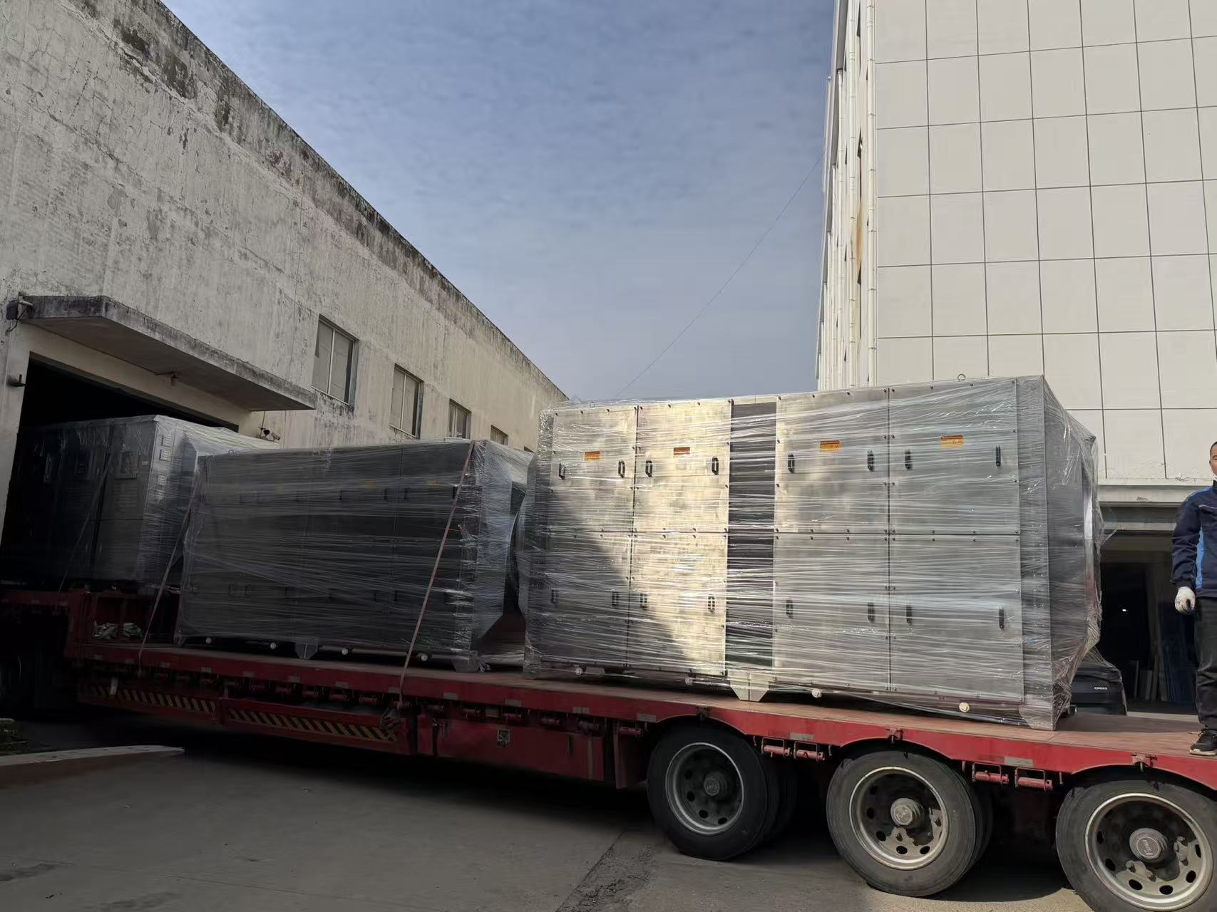 發(fā)貨現(xiàn)場| 飼料廠臭氣處理設備裝車交付！