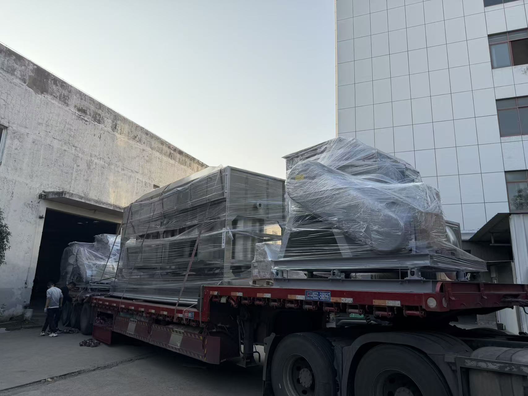 發(fā)貨現(xiàn)場| 飼料廠臭氣處理設備裝車交付！