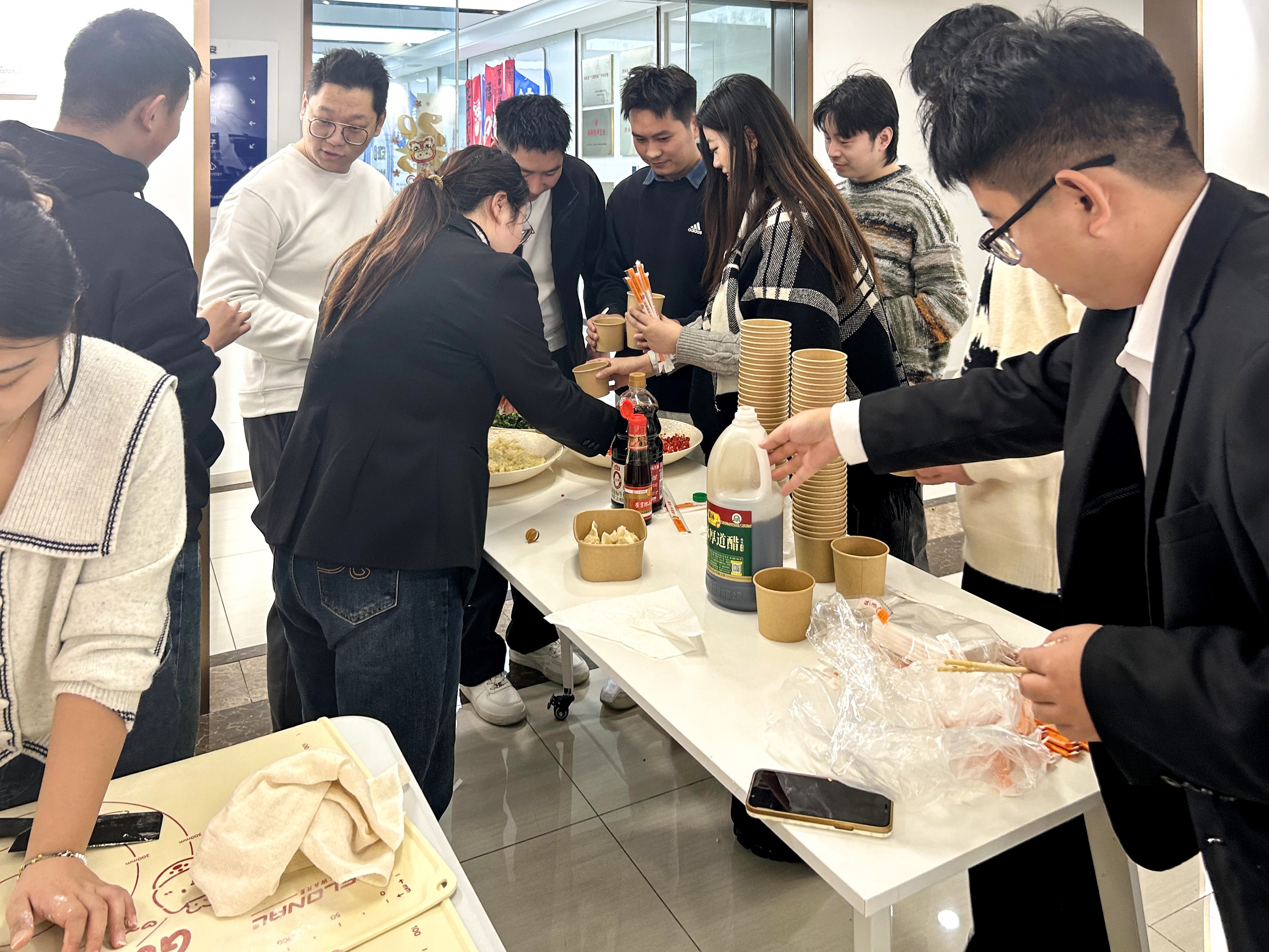 凝聚冬日温情！瑶安集团举办包饺子活动